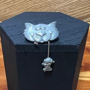 JJ Jonette Jewelry Cat Head Dangling Mouse Pin Brooch Pewter Silver Tone VTG 2”